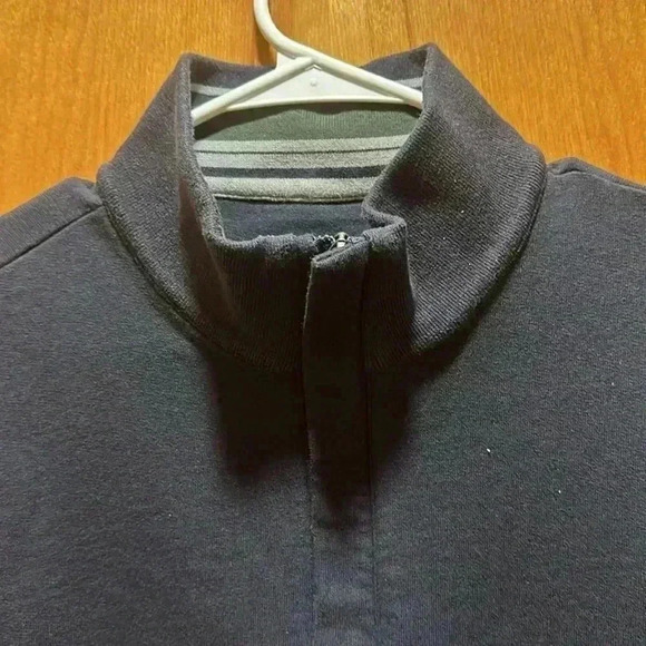 Untuckit Pullover Size Large - Picture 2 of 8